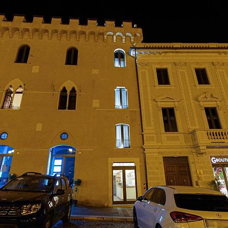 Piazza Del Mercato LʼAquila Exterior foto